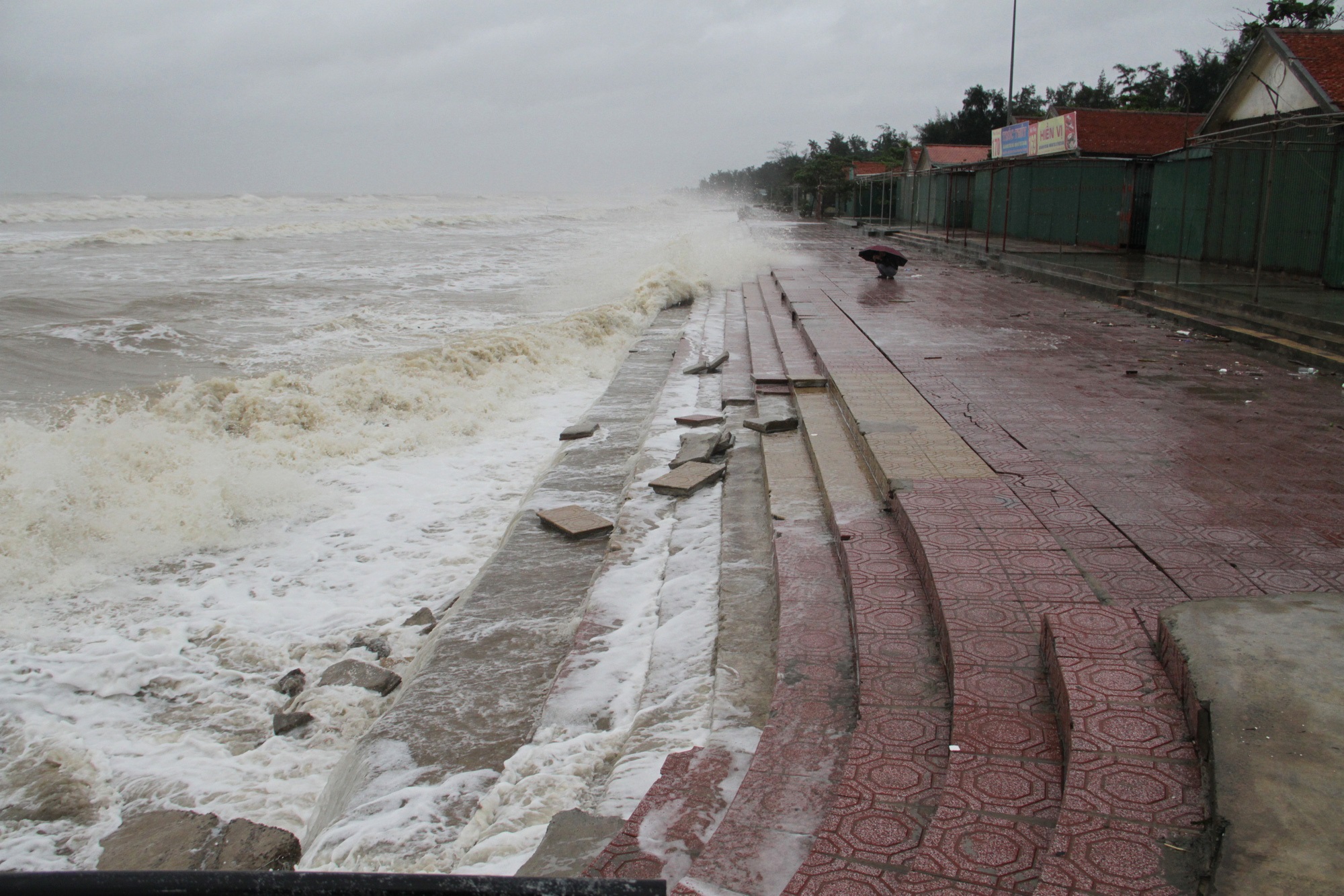 Bão số 8: Sóng cao 5m đang đánh vào bờ biển Nghệ An, hàng trăm khối đất đá sạt lở, đổ xuống quốc lộ - Ảnh 6