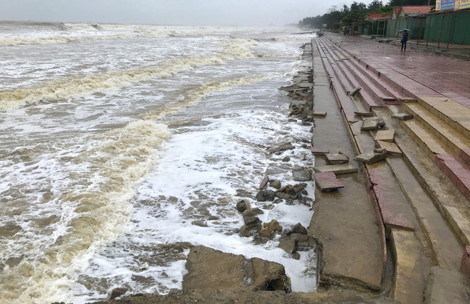 Bão số 8: Sóng cao 5m đang đánh vào bờ biển Nghệ An, hàng trăm khối đất đá sạt lở, đổ xuống quốc lộ - Ảnh 15