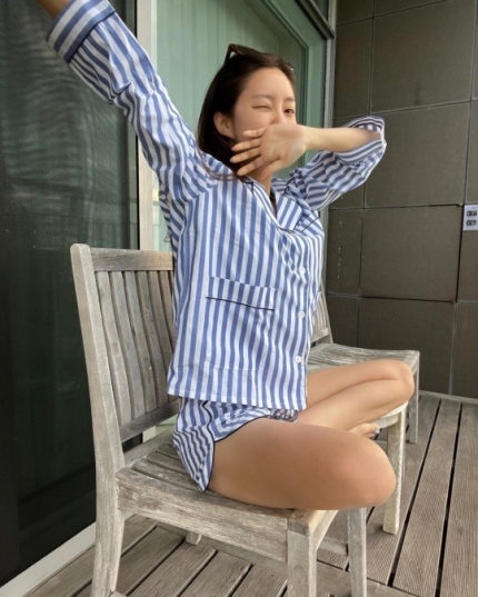 Hậu chia tay, Hyomin chia sẻ khoảnh khắc tận dụng view 'sang chảnh' của khách sạn khoe đôi chân dài miên man trong bộ đồ ngủ khiến người hâm mộ vừa ghen tị vừa thích thú - Ảnh 2