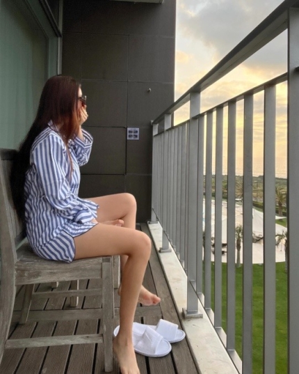 Hậu chia tay, Hyomin chia sẻ khoảnh khắc tận dụng view 'sang chảnh' của khách sạn khoe đôi chân dài miên man trong bộ đồ ngủ khiến người hâm mộ vừa ghen tị vừa thích thú - Ảnh 3