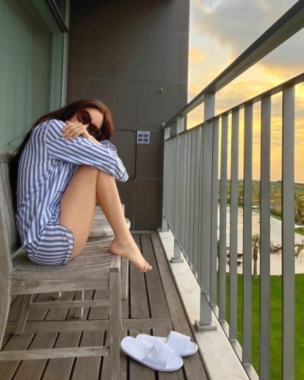 Hậu chia tay, Hyomin chia sẻ khoảnh khắc tận dụng view 'sang chảnh' của khách sạn khoe đôi chân dài miên man trong bộ đồ ngủ khiến người hâm mộ vừa ghen tị vừa thích thú - Ảnh 4