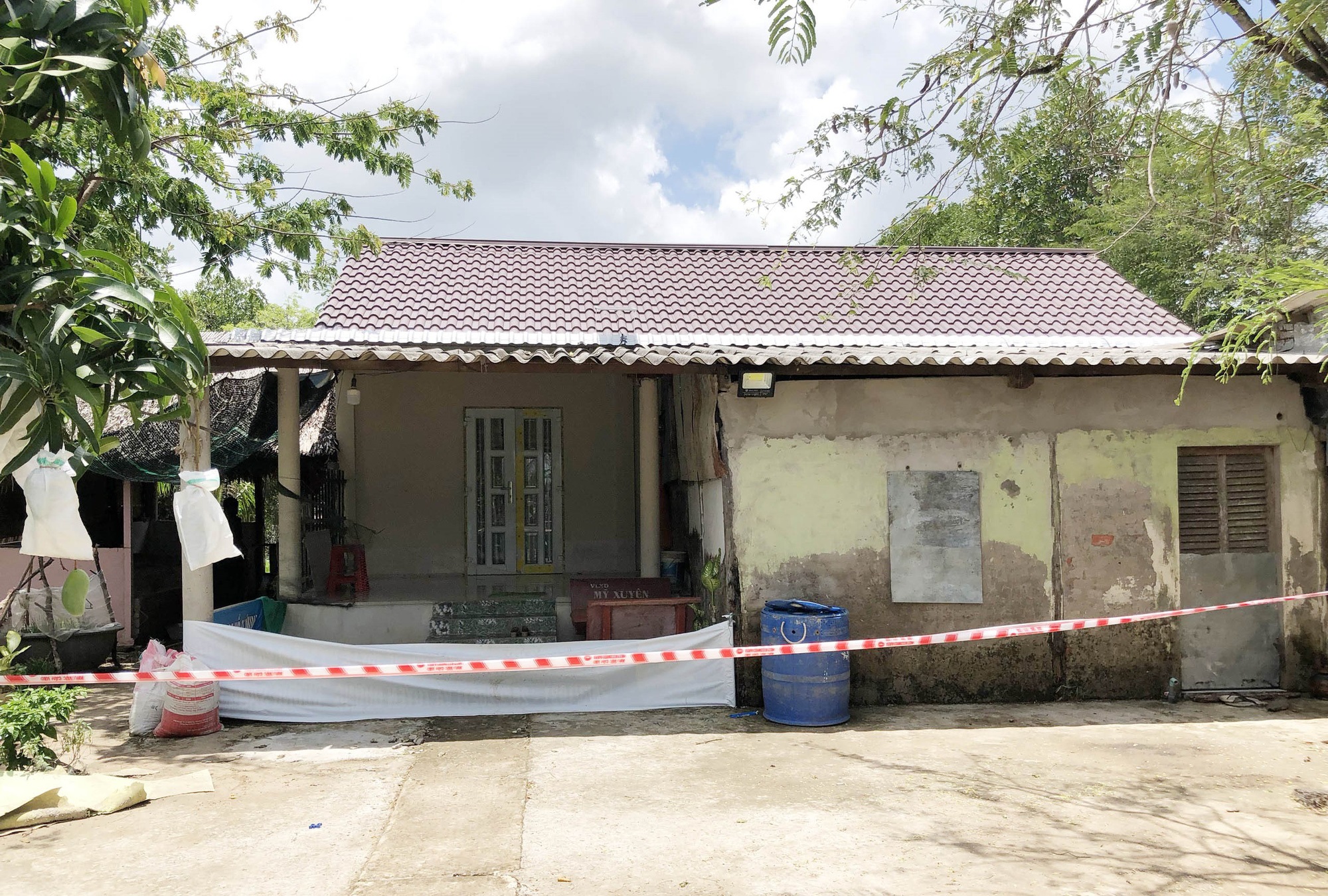 Lạnh người trước lời khai của nghi phạm sát hại 3 người trong gia đình ở Cà Mau: Dùng xà beng đánh nạn nhân tử vong vì đòi chia tay - Ảnh 2