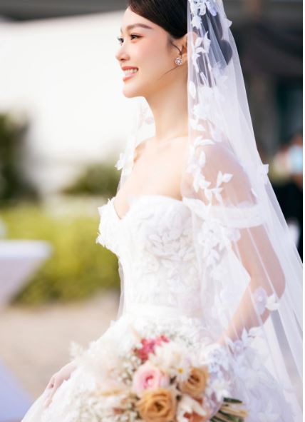 Những hình ảnh đẹp nhất ở hôn lễ có 102 của Minh Hằng và chồng doanh nhân - Ảnh 1