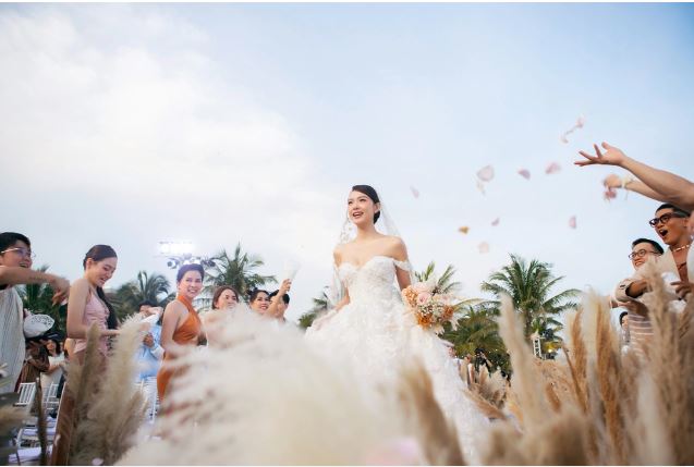 Những hình ảnh đẹp nhất ở hôn lễ có 102 của Minh Hằng và chồng doanh nhân - Ảnh 6