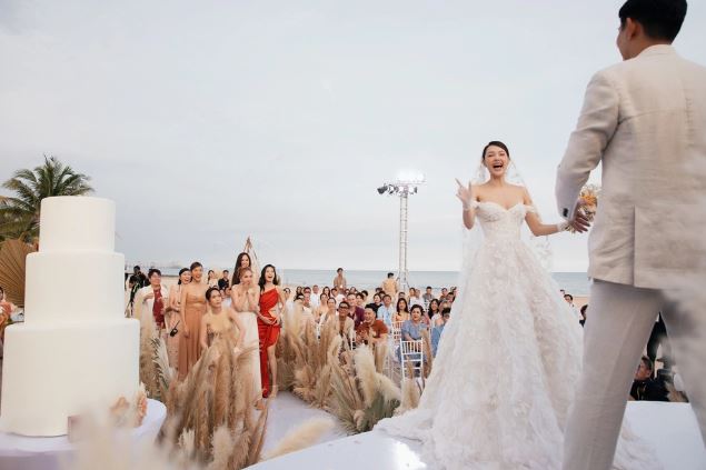 Những hình ảnh đẹp nhất ở hôn lễ có 102 của Minh Hằng và chồng doanh nhân - Ảnh 9