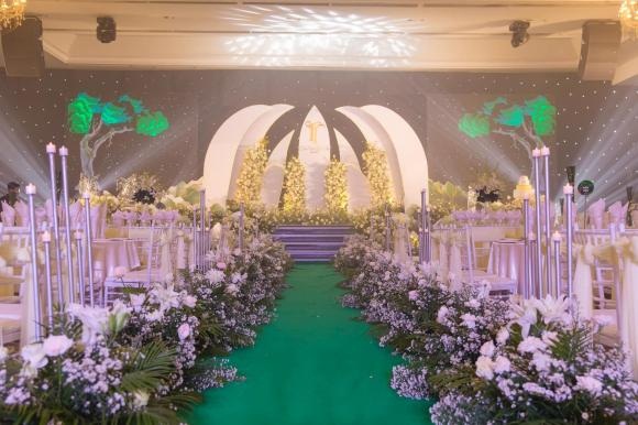 Toàn cảnh lễ cưới hơn 700 khách mời, cô dâu Hồ Bích Trâm mũm mĩm hơn khi mang bầu, hôn chú rể ngọt lịm trên sân khấu - Ảnh 1