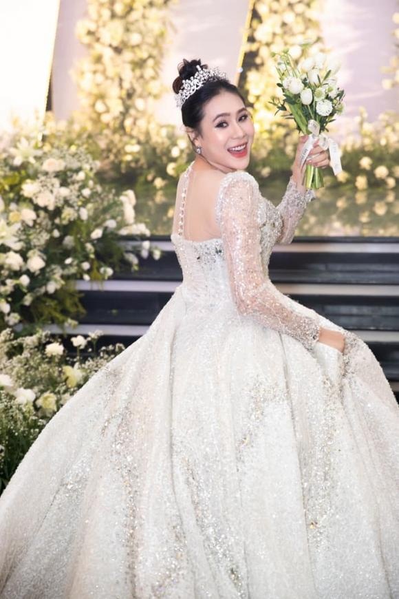 Toàn cảnh lễ cưới hơn 700 khách mời, cô dâu Hồ Bích Trâm mũm mĩm hơn khi mang bầu, hôn chú rể ngọt lịm trên sân khấu - Ảnh 9