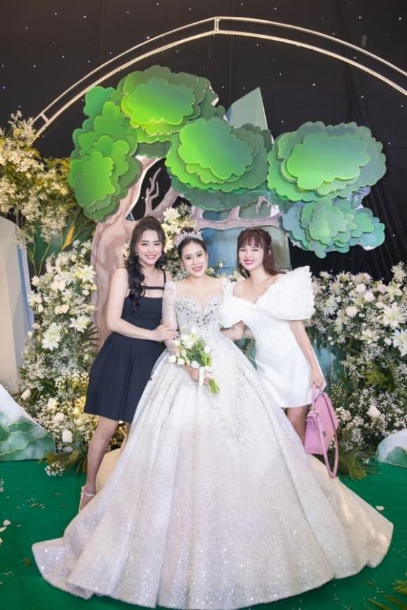 Toàn cảnh lễ cưới hơn 700 khách mời, cô dâu Hồ Bích Trâm mũm mĩm hơn khi mang bầu, hôn chú rể ngọt lịm trên sân khấu - Ảnh 12