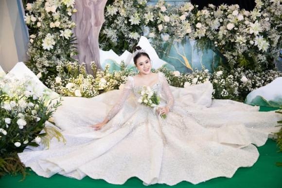 Toàn cảnh lễ cưới hơn 700 khách mời, cô dâu Hồ Bích Trâm mũm mĩm hơn khi mang bầu, hôn chú rể ngọt lịm trên sân khấu - Ảnh 7