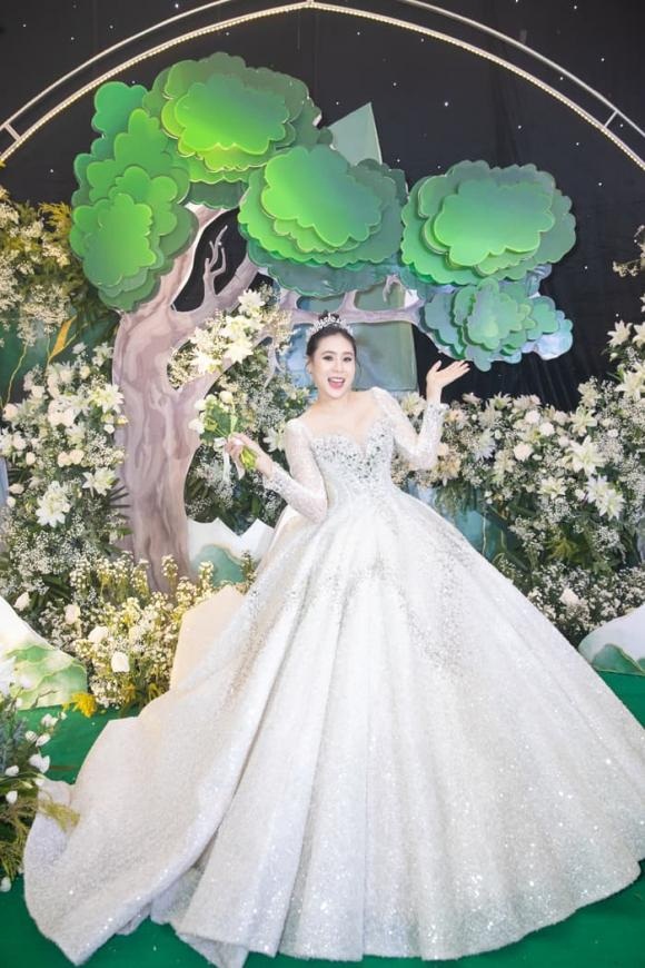 Toàn cảnh lễ cưới hơn 700 khách mời, cô dâu Hồ Bích Trâm mũm mĩm hơn khi mang bầu, hôn chú rể ngọt lịm trên sân khấu - Ảnh 6