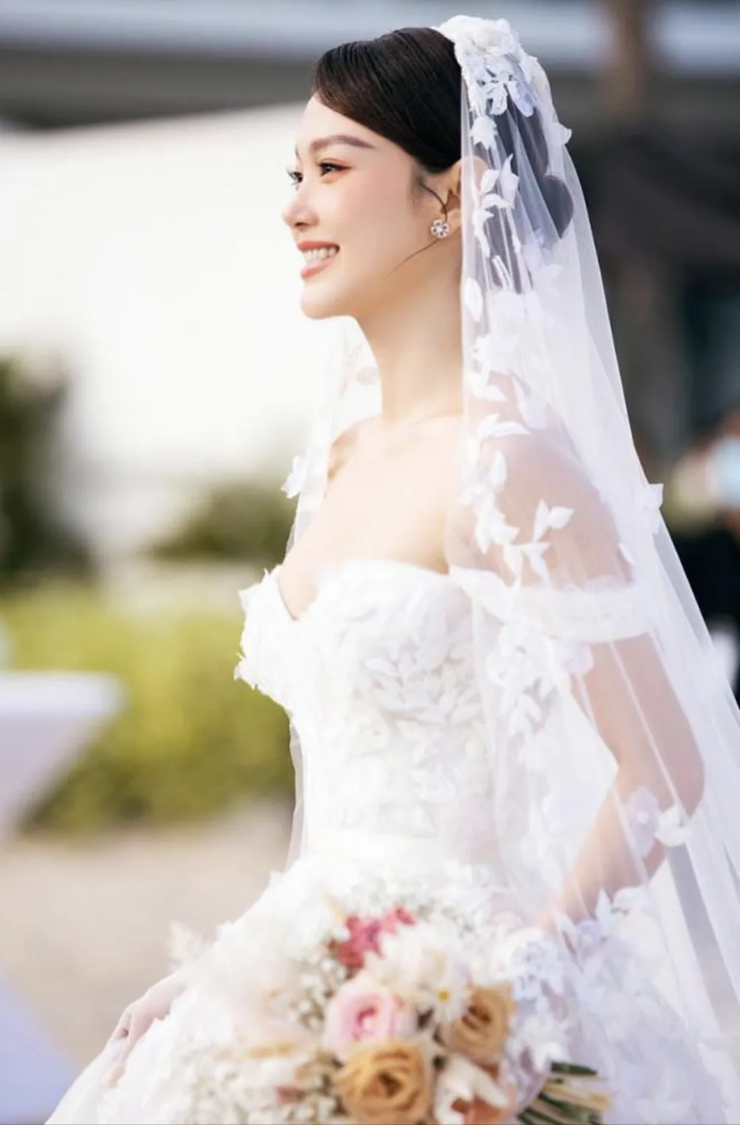 Những con số gây choáng trong đám cưới của Minh Hằng và chồng đại gia, giá trị chiếc váy cưới ngang ngửa chị đẹp Son Ye Jin - Ảnh 1
