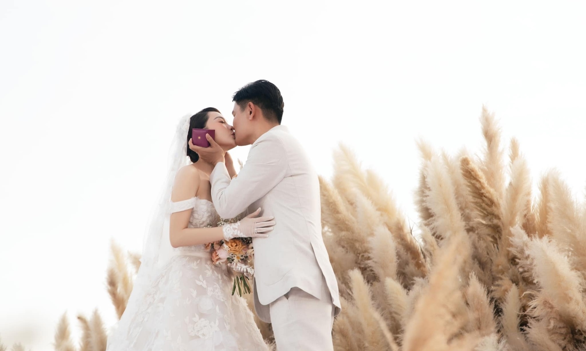 Những con số gây choáng trong đám cưới của Minh Hằng và chồng đại gia, giá trị chiếc váy cưới ngang ngửa chị đẹp Son Ye Jin - Ảnh 11