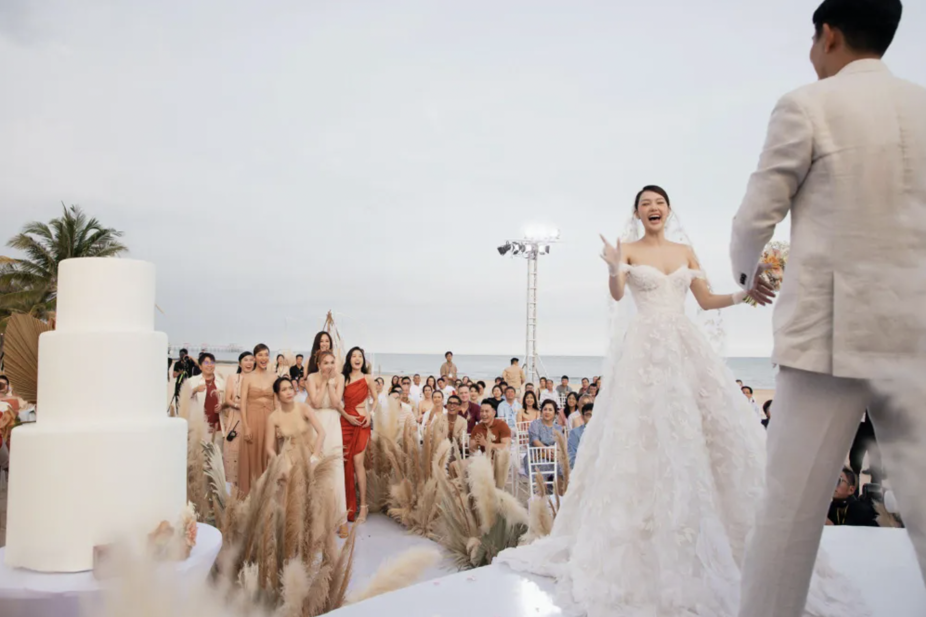 Những con số gây choáng trong đám cưới của Minh Hằng và chồng đại gia, giá trị chiếc váy cưới ngang ngửa chị đẹp Son Ye Jin - Ảnh 2