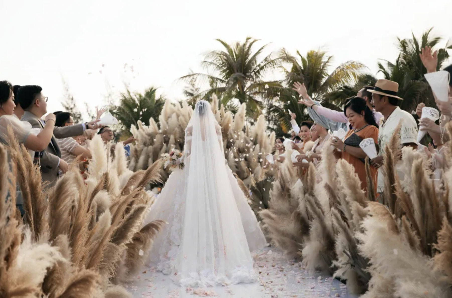 Những con số gây choáng trong đám cưới của Minh Hằng và chồng đại gia, giá trị chiếc váy cưới ngang ngửa chị đẹp Son Ye Jin - Ảnh 3