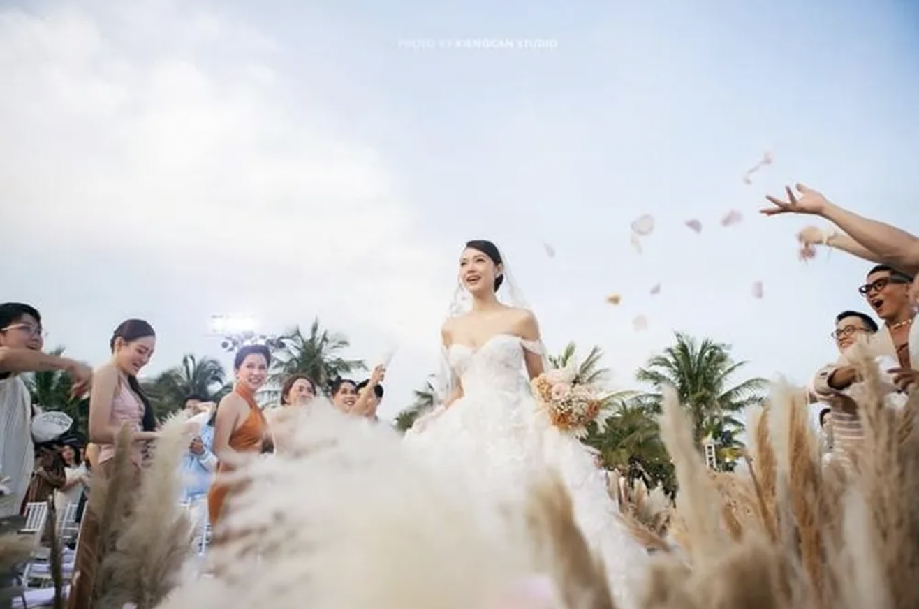 Những con số gây choáng trong đám cưới của Minh Hằng và chồng đại gia, giá trị chiếc váy cưới ngang ngửa chị đẹp Son Ye Jin - Ảnh 8