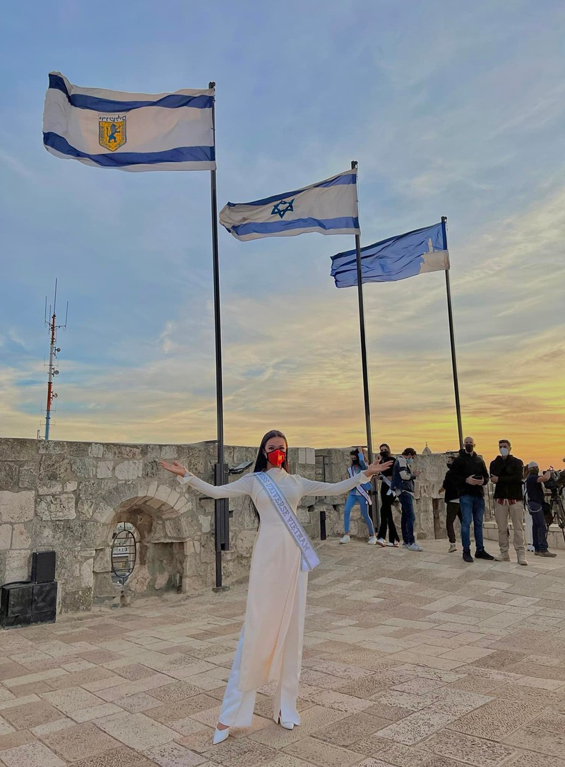 Kim Duyên diện áo dài trắng thướt tha thăm di tích 'Bức tường than khóc' ở Israel - Ảnh 1