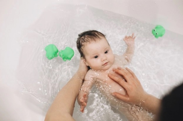 4 sai lầm khi tắm cho con vào mùa đông mà cha mẹ hay mắc khiến con đau ốm triền miên - Ảnh 1