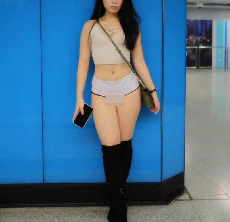 Hot girl xứ Trung khiến dân tình 'nhức mắt' khi diện bộ đồ 'ngắn 1 gang tay' xuống phố, cứ ngỡ chỉ mặc mỗi nội y - Ảnh 3