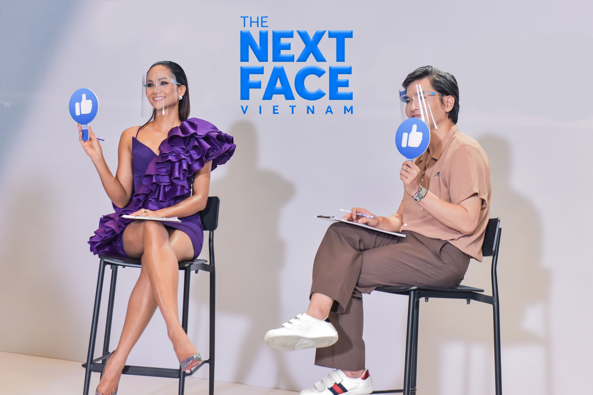 Hoa Hậu H’hen Niê 'tím lịm tìm sim', tươi rói bên cạnh host Nam Trung tại ‘The Next Face Vietnam’ - Ảnh 5