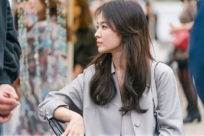 Song Hye Kyo để lộ hình xăm trên người, khiến fan không khỏi mắt tròn mắt dẹt vì quá bất ngờ trước 'sự nổi loạn', phá cách của cô nàng ở tuổi 40 - Ảnh 1