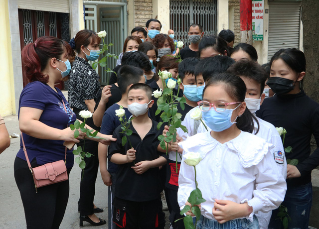 Đám tang 4 nạn nhân vụ cháy ở Hà Nội: Nhiều bạn học mang hồng trắng đến tiễn đưa nạn nhân 10 tuổi - Ảnh 5