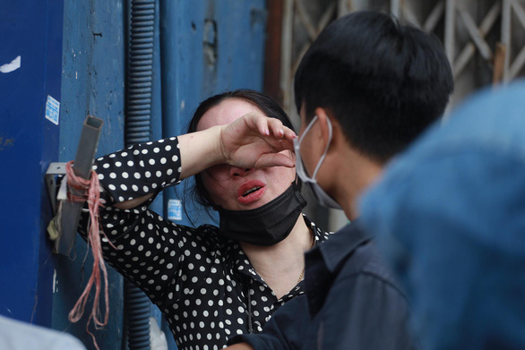 Người thân trong vụ cháy kinh hoàng ở Hà Nội đau đớn khóc ngất: 'Giờ tôi mất hết con cháu rồi' - Ảnh 3
