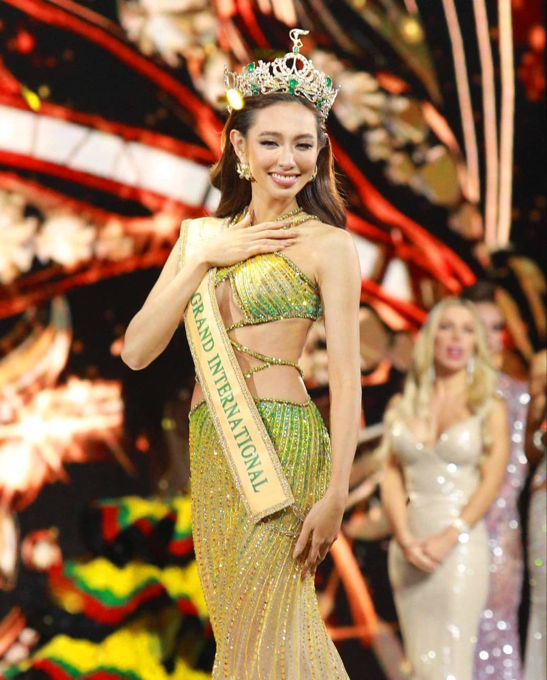 Đầm 'phong thủy' của Thùy Tiên tại chung kết Miss Grand International 2021: NTK hé lộ điểm xót xa ít ai ngờ - Ảnh 1