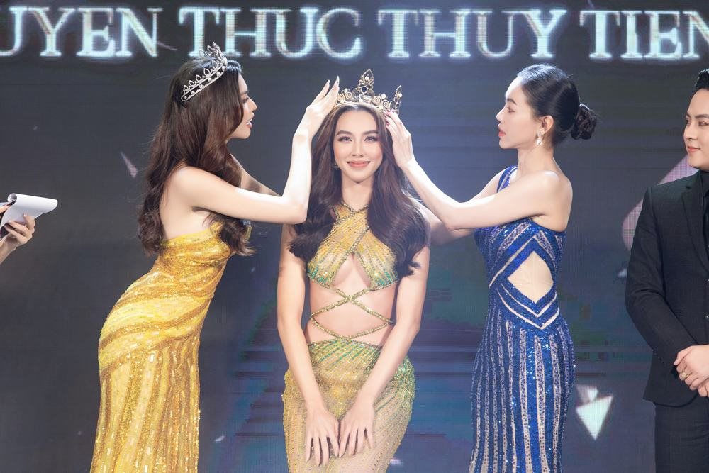Đầm 'phong thủy' của Thùy Tiên tại chung kết Miss Grand International 2021: NTK hé lộ điểm xót xa ít ai ngờ - Ảnh 9