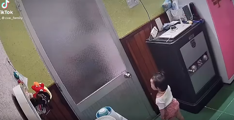 Bé gái gào khóc vì tự chốt khoá cửa không thể ra ngoài, cảnh báo bố mẹ về việc để trẻ ở một mình trong phòng - Ảnh 1