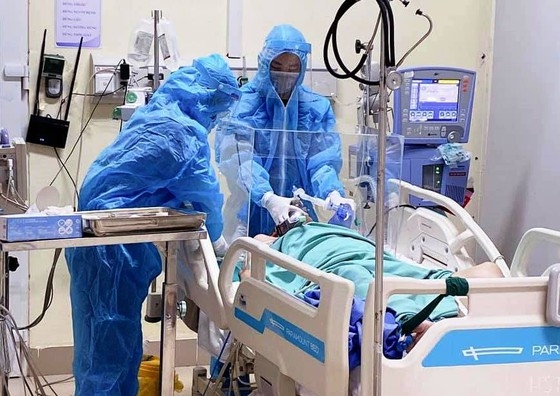 NÓNG: Bệnh nhân Covid-19 đầu tiên ở Đắk Lắk tử vong, mắc bệnh nền đau cột sống nặng - Ảnh 1