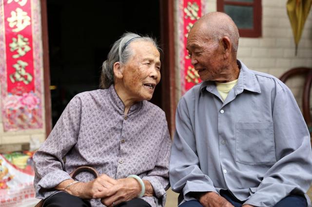 Cặp vợ chồng 82 tuổi vẫn vô cùng khỏe mạnh, minh mẫn: Bí quyết của họ đến từ việc ăn ít cơm, nhưng tăng cường 3 món siêu đơn giản - Ảnh 1