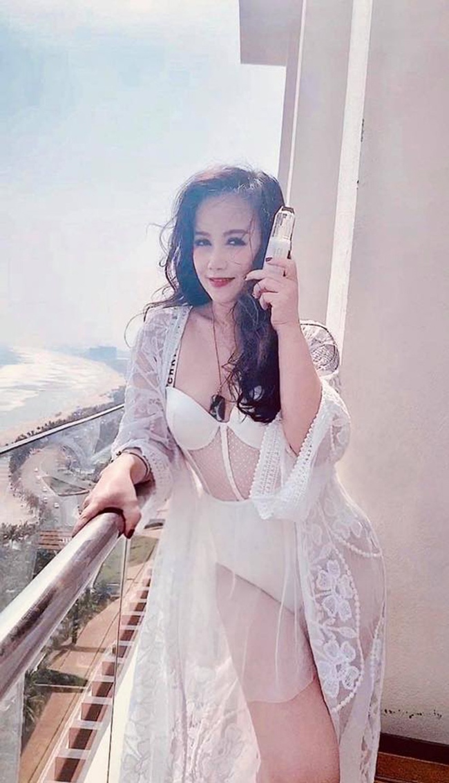 'Vợ Giám đốc CDC Đông Bình' - Hoàng Yến, U50 khoe nhan sắc cực nóng bỏng trong loạt ảnh 'hút mắt', thể hiện đẳng cấp không thua kém bất kì nữ nhân Việt nào  - Ảnh 4