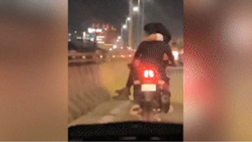Bắt quả tang người đàn ông để bạn gái ngồi trên đùi khi đang lái xe máy chạy băng băng trên cầu vượt gây bức xúc - Ảnh 1