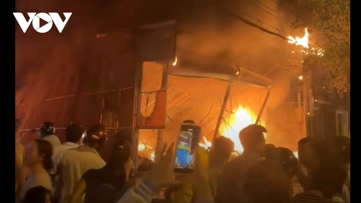 Cháy lớn kèm nhiều tiếng nổ tại cửa hàng bán giày dép, nhiều người tháo chạy ra đường hô hoán - Ảnh 3