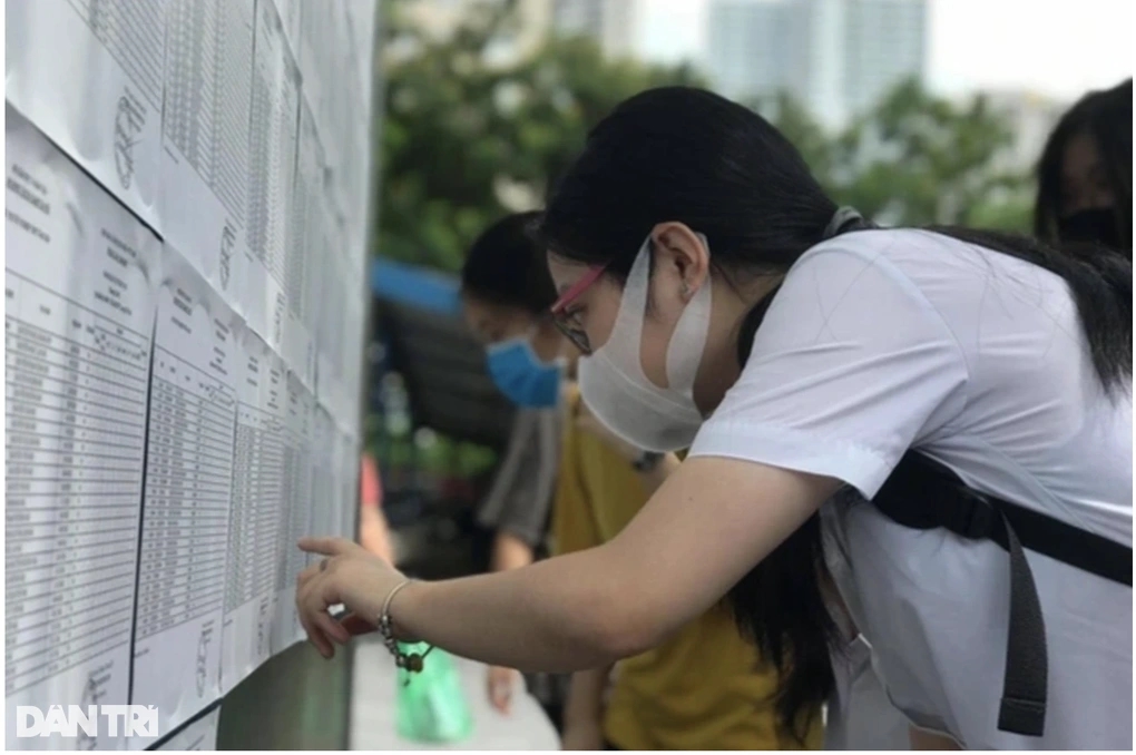 Một trường THPT ở Hà Nội hạ điểm chuẩn 'sốc': Phụ huynh lẫn học sinh 'ngơ ngác' khi 'bốc hơi' tới 16,25 điểm - Ảnh 1