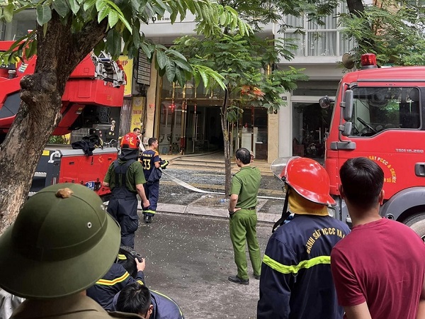 Hà Nội: Cháy lớn tòa nhà 8 tầng ở quận Cầu Giấy, ngọn lửa bốc cao dữ dội khiến nhiều người hoảng sợ - Ảnh 1