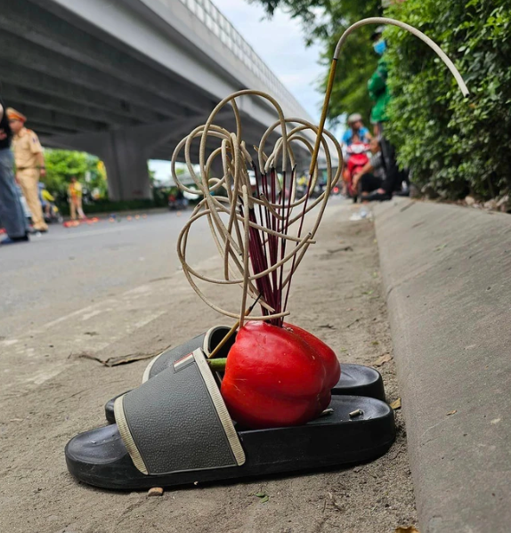 Xót xa hình ảnh ‘bát hương’ hình quả ớt để tạm của nạn nhân xấu số trong vụ tai nạn liên hoàn trên đường Phạm Văn Đồng, Hà Nội - Ảnh 2