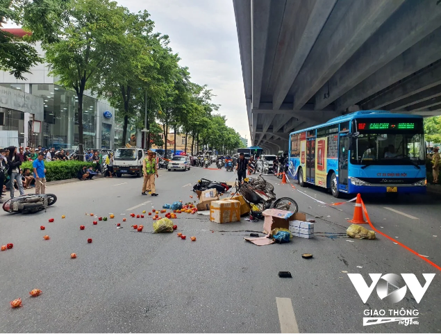 Xót xa hình ảnh ‘bát hương’ hình quả ớt để tạm của nạn nhân xấu số trong vụ tai nạn liên hoàn trên đường Phạm Văn Đồng, Hà Nội - Ảnh 1