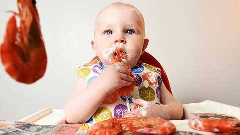 Những sai lầm cơ bản mẹ thường mắc khi cho con ăn tôm, không bổ mà còn hại sức khỏe - Ảnh 1