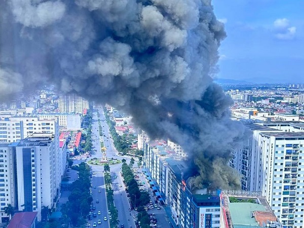 Bắc Ninh: Cháy lớn tại 1 tòa nhà thương mại nằm trong khu chung cư Cát Tường, khói lửa bốc cao hàng trăm mét - Ảnh 1