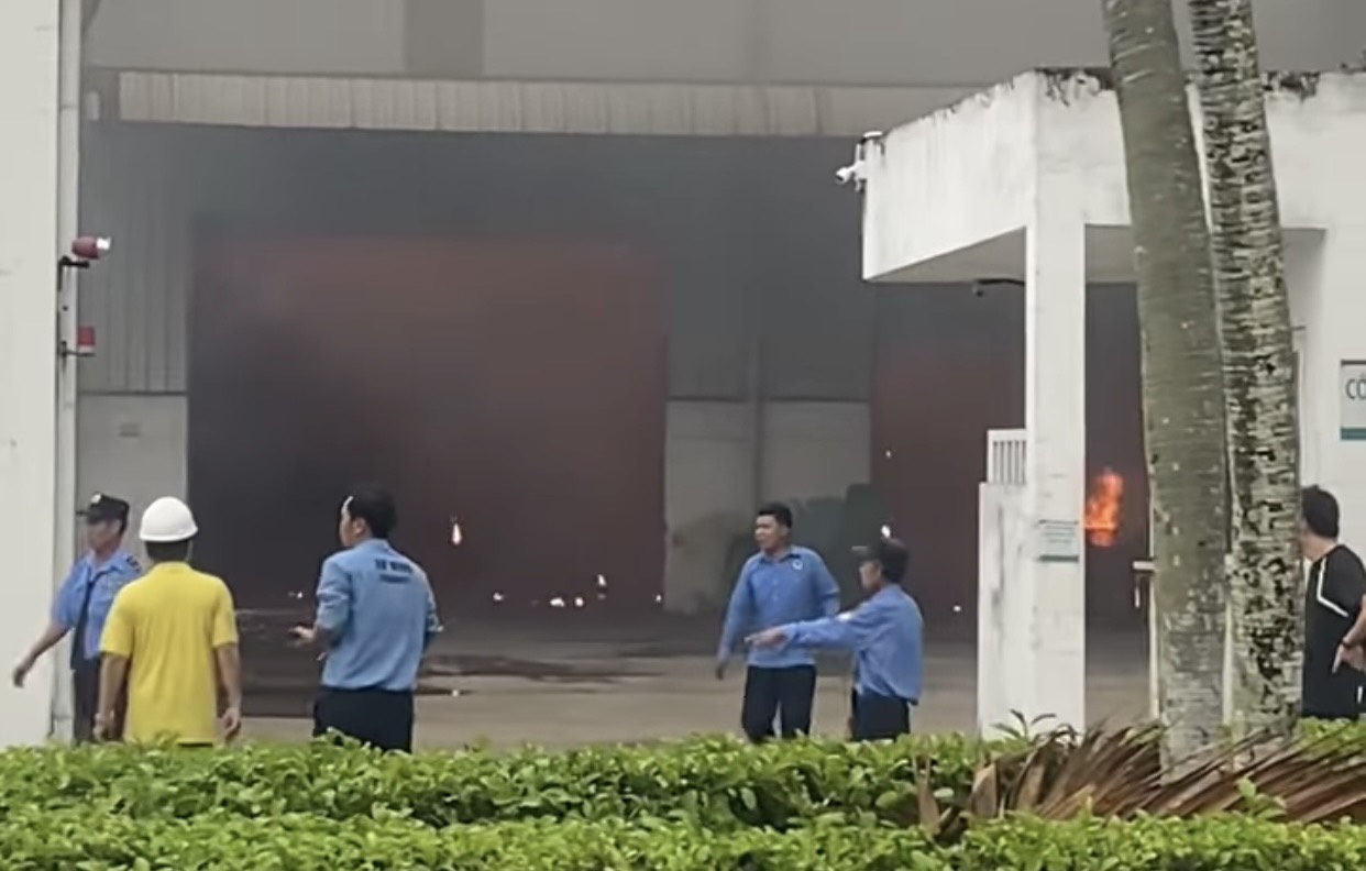 Cháy lớn tại khu công nghiệp Bến Lức, Long An, ngọn lửa bao trùm công ty, cột khói bốc cao hàng chục mét - Ảnh 1