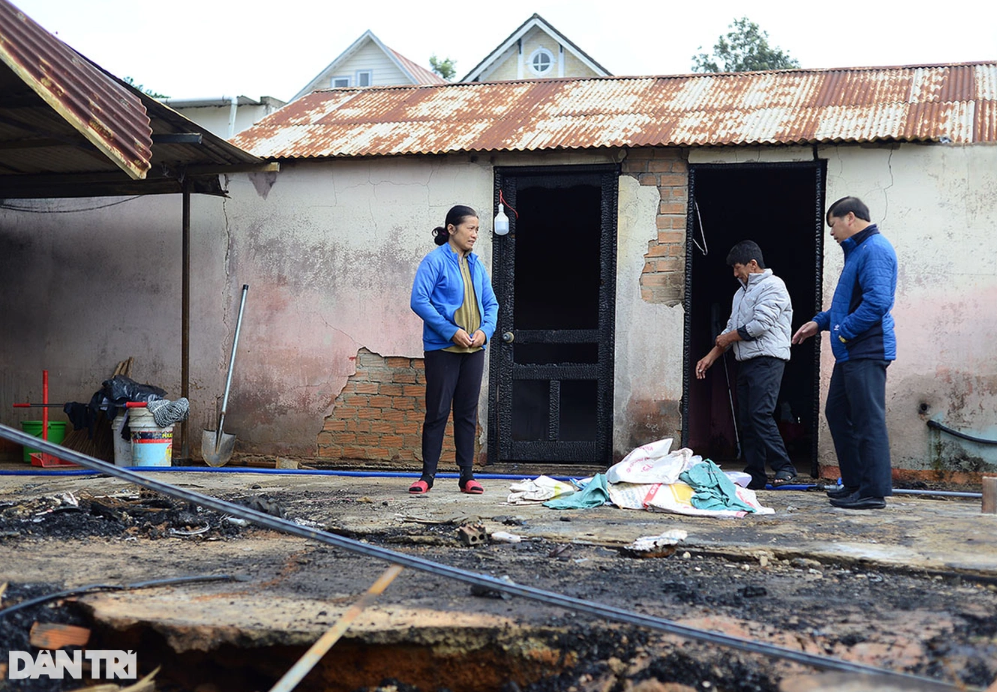 Ba cháu bé chết cháy trong căn phòng 10m2 ở Đà Lạt: 'Khi người ta dập được lửa thì cả 3 đứa đều đã mất' - Ảnh 1