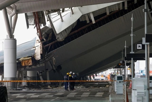 Sập mái sân bay quốc tế khi vừa khánh thành, 9 người thương vong, nhiều ô tô bị đè bẹp - Ảnh 3