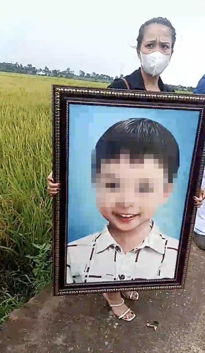 Gia đình đưa linh cữu cháu bé tử vong vì bị bỏ quên trên xe về quê an táng, nụ cười thiên thần trên di ảnh của đứa trẻ 5 tuổi khiến ai cũng xót xa - Ảnh 5