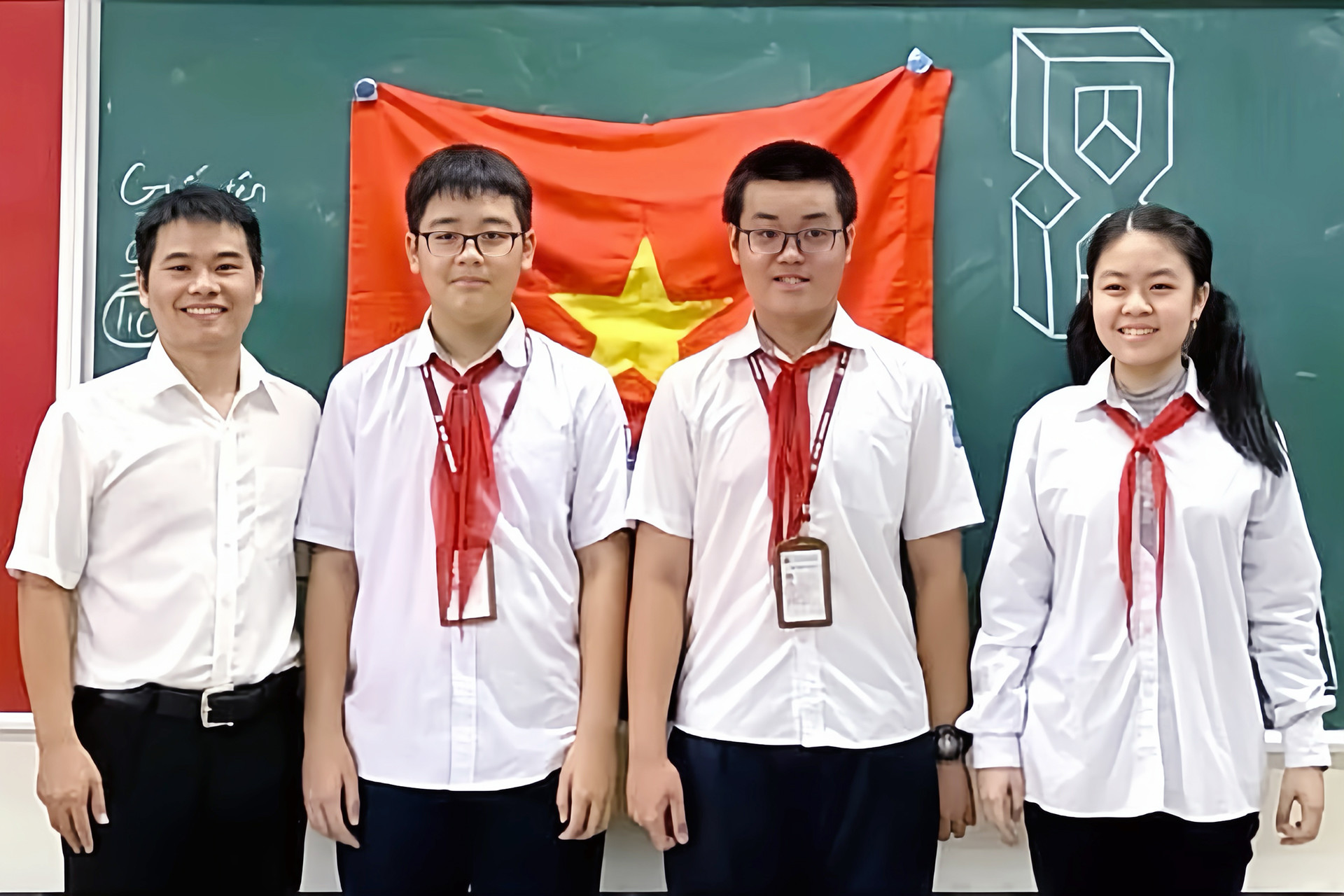 Một lớp học ở Hà Nội có 4 thủ khoa thi tuyển sinh lớp 10, trong đó có 1 thủ khoa 'kép' - Ảnh 1