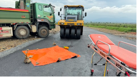 Tai nạn lao động nghiêm trọng: Công nhân cầu đường bị xe lu cán tử vong trên công trường ở Bình Thuận - Ảnh 1