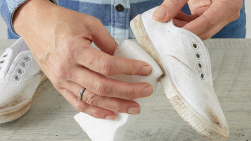 Những mẹo vặt có thể giúp đôi giày trắng loại bỏ vết bẩn trong tích tắc dù đó làm bằng vải hay da - Ảnh 1
