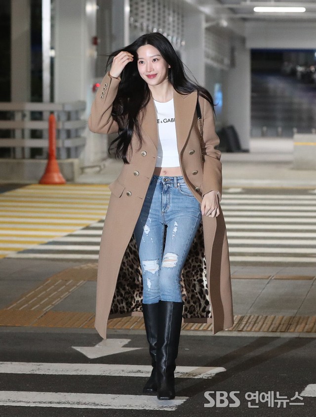 Moon Ga Young có thời trang sân bay chuẩn sang xịn mịn dù chỉ diện toàn đồ màu trung tính - Ảnh 3