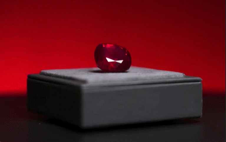 Chiêm ngưỡng viên hồng ngọc 55,22 carat lớn nhất thế giới, trị giá hơn 817 tỷ đồng  - Ảnh 1