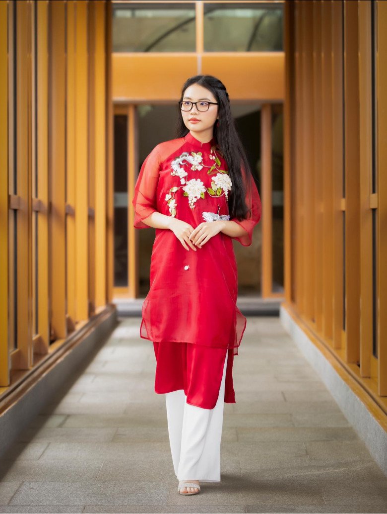 Bộ sưu tập hơn 1000 chiếc áo dài của bà chủ Phương Mỹ Chi: sự trưởng thành từ trong cách diện áo dài của thiếu nữ 19 tuổi - Ảnh 17